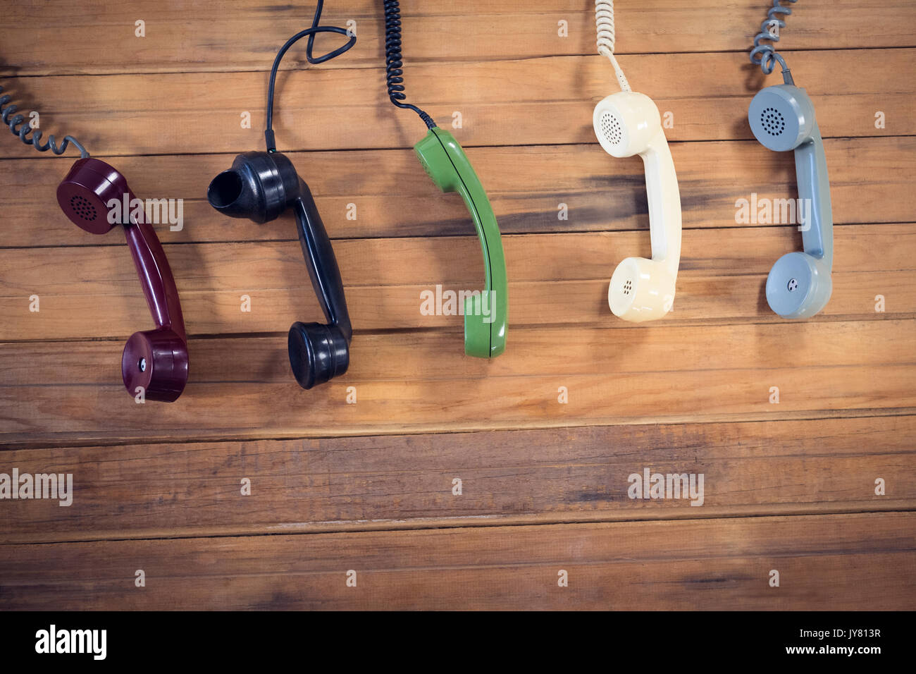 Vista aerea di ricevitori telefonici sul tavolo di legno Foto Stock
