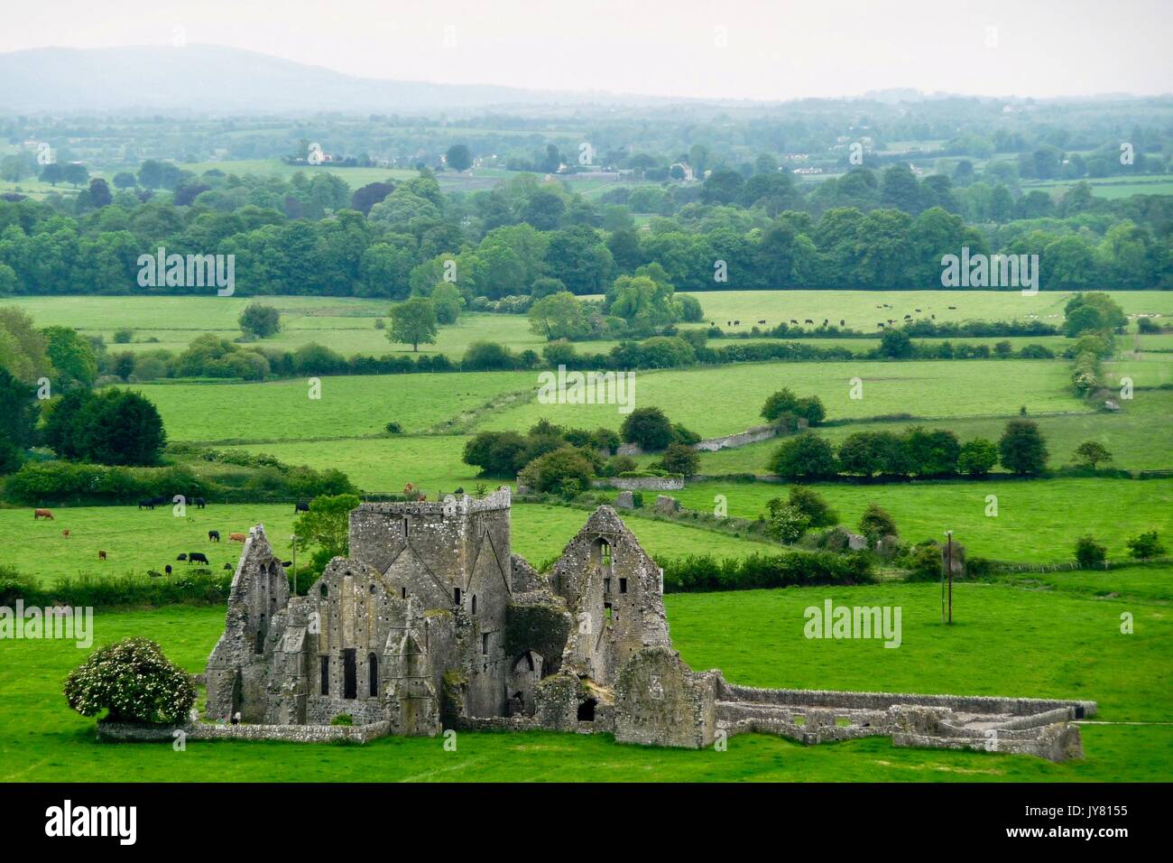 Resti di una vecchia chiesa di pietra in Irlanda Foto Stock