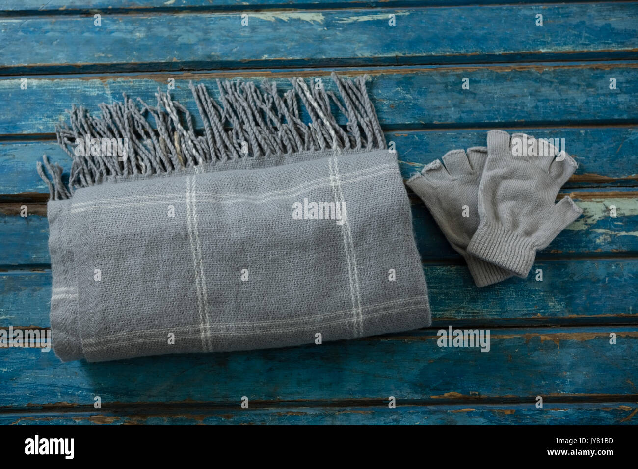 Vista aerea di scialle e guanti sul tavolo di legno Foto Stock