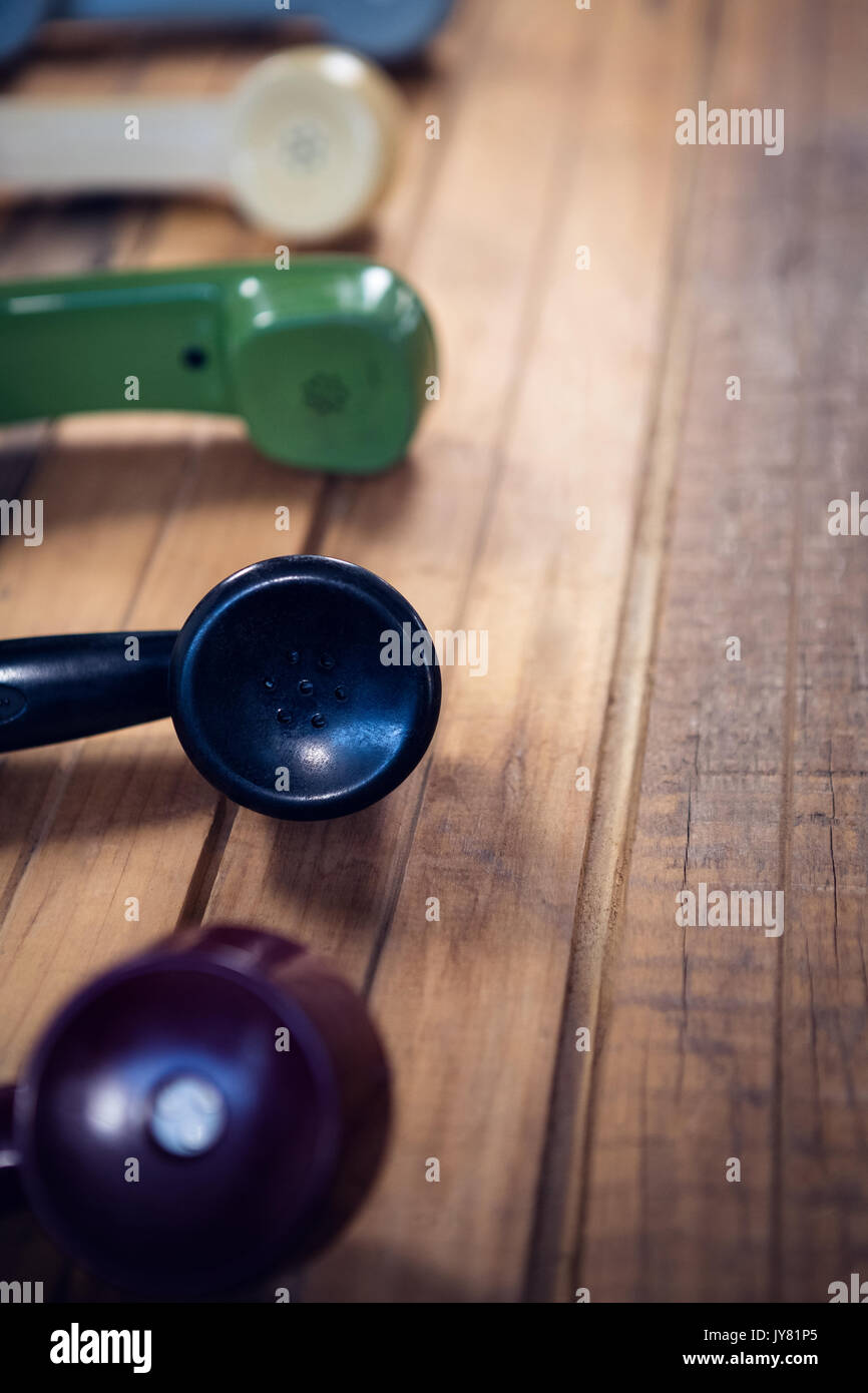 Close up i ricevitori del telefono sul tavolo di legno Foto Stock