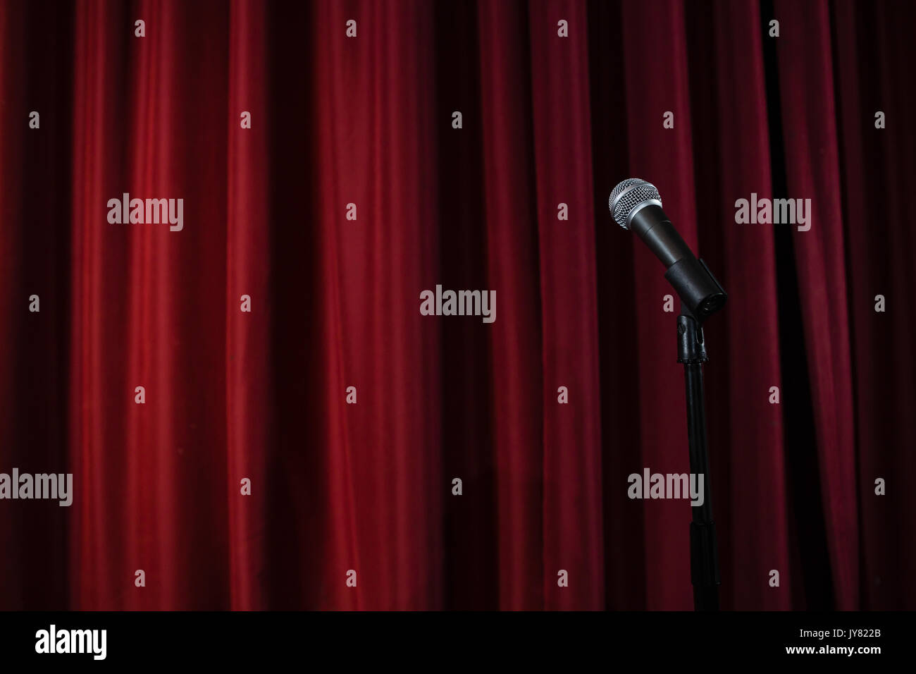 Il microfono sul palco del teatro Foto stock - Alamy