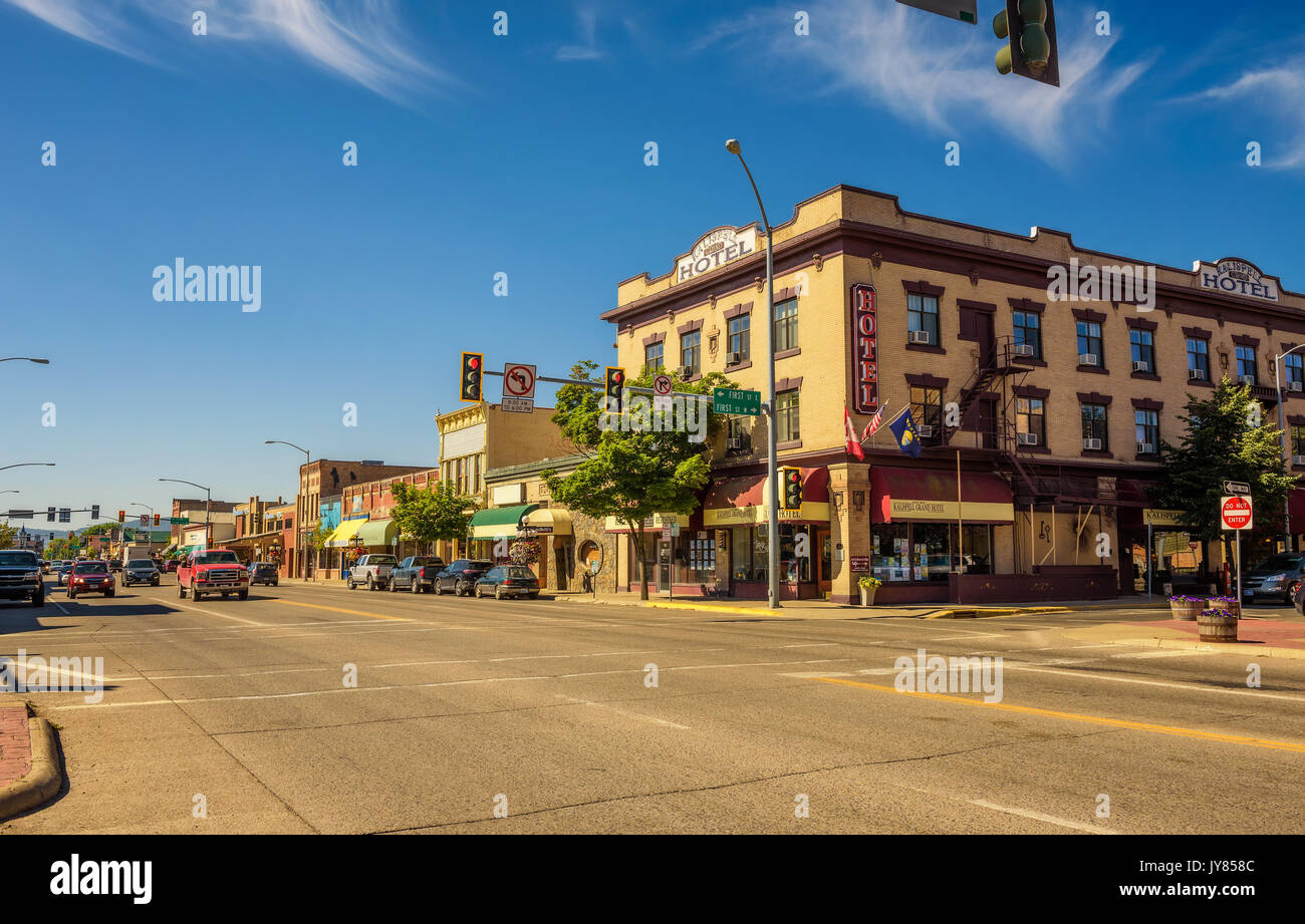 Scenic street view con negozi e alberghi a Kalispell. Foto Stock