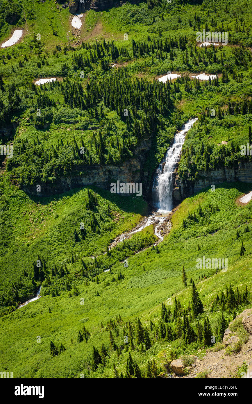 Bella vista delle cascate lungo il andando al sole strada nel Parco Nazionale di Glacier, Montana Foto Stock