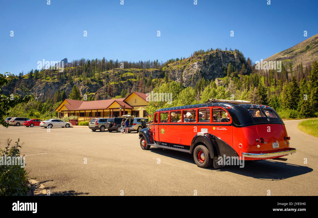 Iconico Bus rosso con i turisti al Rising Sun Motor Inn nei pressi di Santa Maria lago nel Glacier National Park Foto Stock