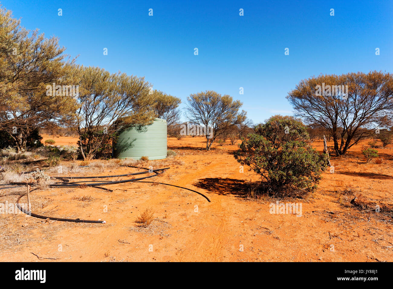 Serbatoio di accumulo dell'acqua nell'outback australiano, Murchison, Australia occidentale Foto Stock