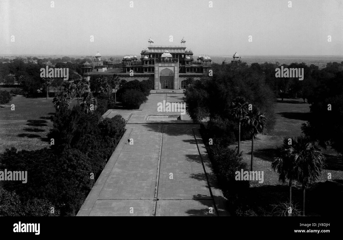 AJAXNETPHOTO. 2a gennaio, 1922. AGRA, INDIA. - SECANDRA, distretto di Agra. L'imperatore Akbar della tomba di vista dal gateway. Foto:T.J.SPOONER COLL/AJAX VINTAGE PICTURE LIBRARY REF; 19220201 1024 Foto Stock