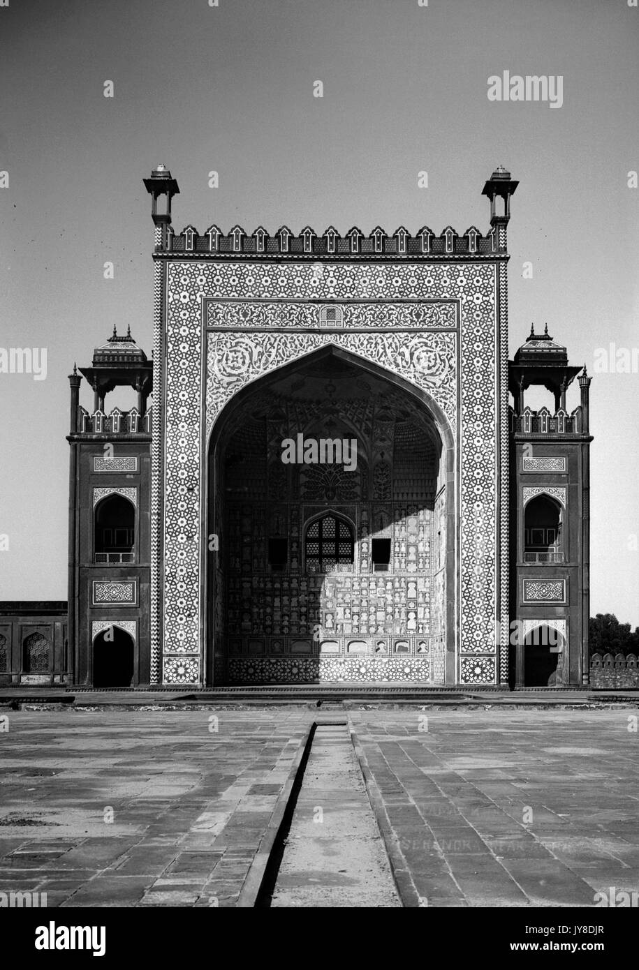AJAXNETPHOTO. 2a gennaio, 1922. AGRA, INDIA. - Falso gateway, Akbar della tomba, SIKANDRA AGRA.. Foto:T.J.SPOONER COLL/AJAX VINTAGE PICTURE LIBRARY REF; 19220201 1026 Foto Stock