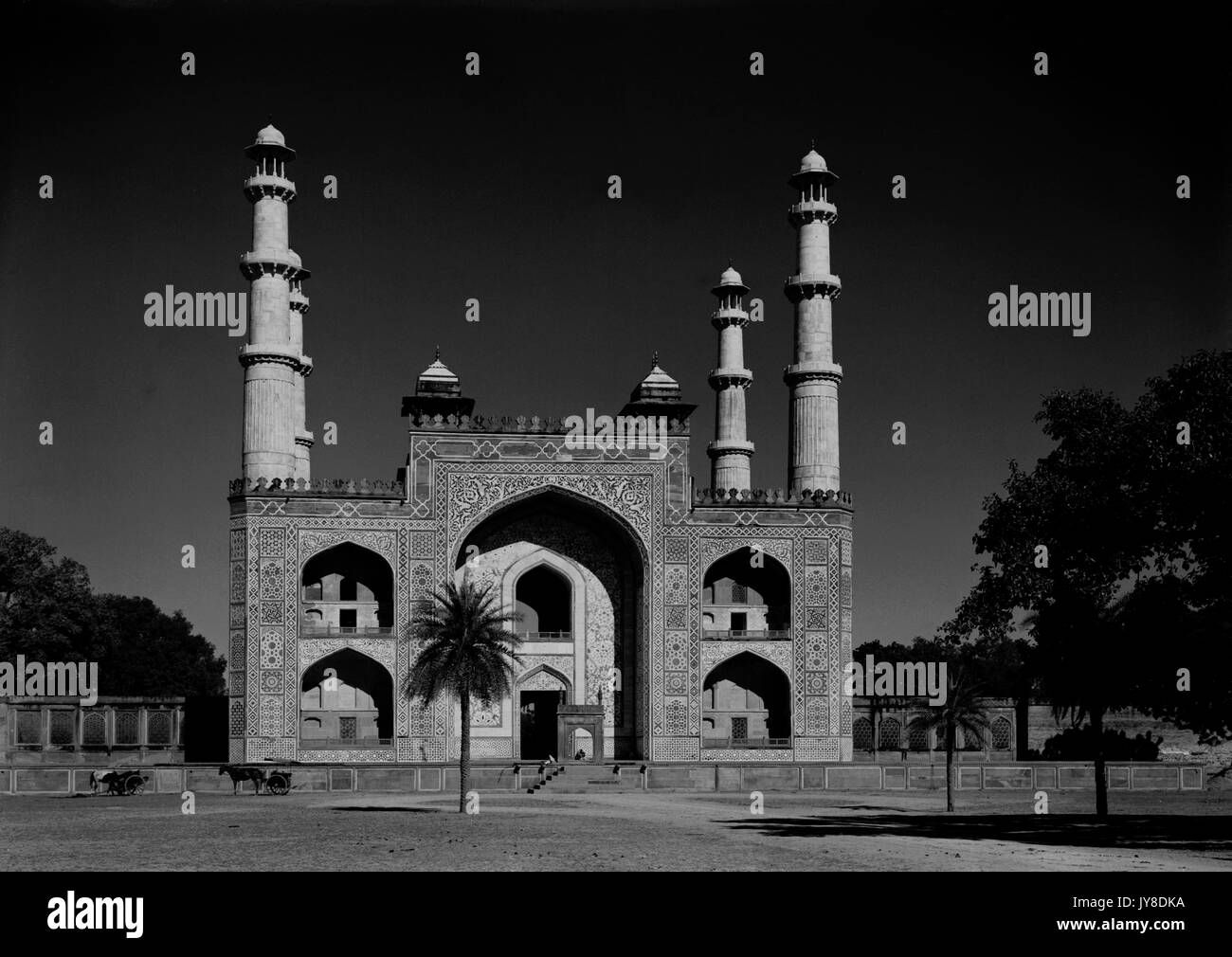 AJAXNETPHOTO. 2a gennaio, 1922. AGRA, INDIA. - GATEWAY PER AKBAR della tomba SIKANDRA. Foto:T.J.SPOONER COLL/AJAX VINTAGE PICTURE LIBRARY REF; 19220201 PL46 Foto Stock