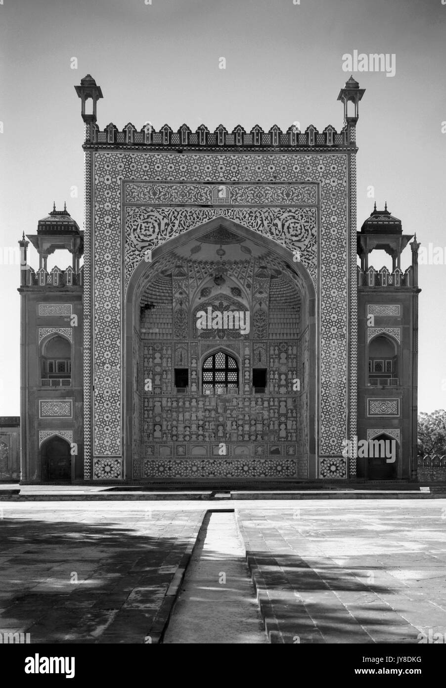 AJAXNETPHOTO. 2a gennaio, 1922. AGRA, INDIA. - Falso gateway, Akbar della tomba, SIKANDRA AGRA. JAMAT KHANA, luogo di preghiera. Foto:T.J.SPOONER COLL/AJAX VINTAGE PICTURE LIBRARY REF; 19220201 PL47 2 Foto Stock