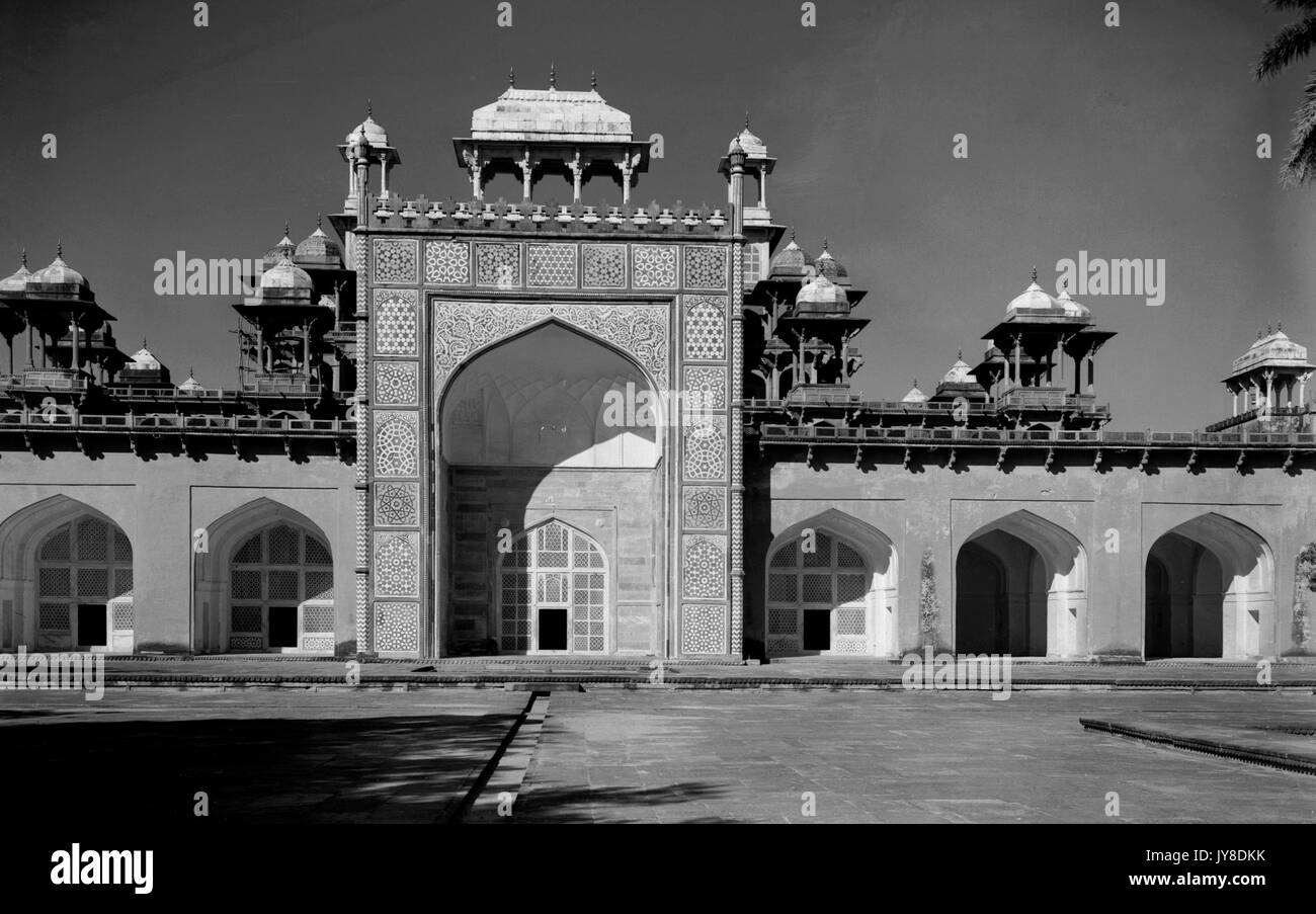AJAXNETPHOTO. 2a gennaio, 1922. AGRA, INDIA. - GUIP AKBAR della tomba SIKANDRA. Foto:T.J.SPOONER COLL/AJAX VINTAGE PICTURE LIBRARY REF; 19220201 PL49 Foto Stock