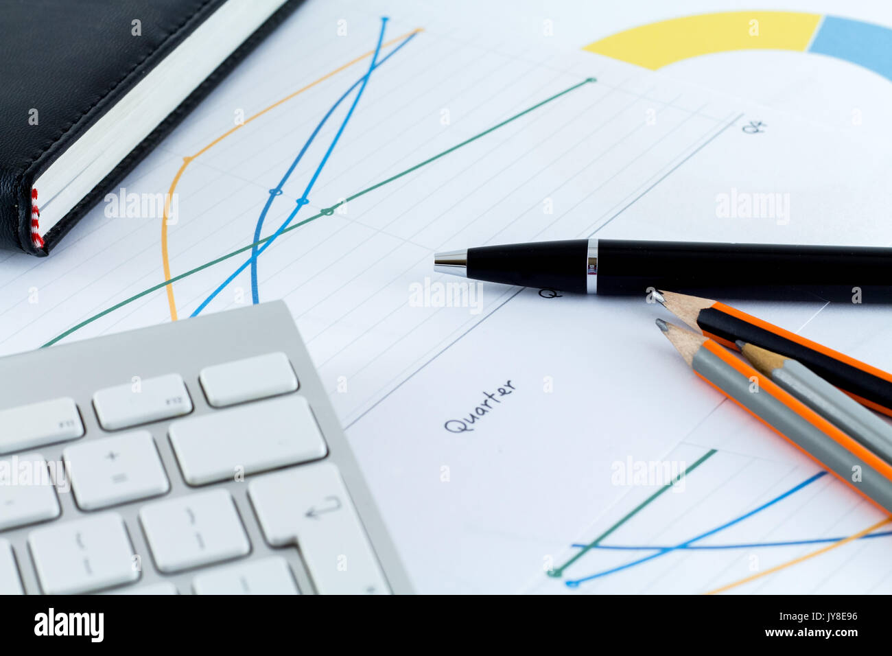 Foglio di finanza grafici Office Business Man Workspace scrivania con calcolatrice penna e tastiera Foto Stock