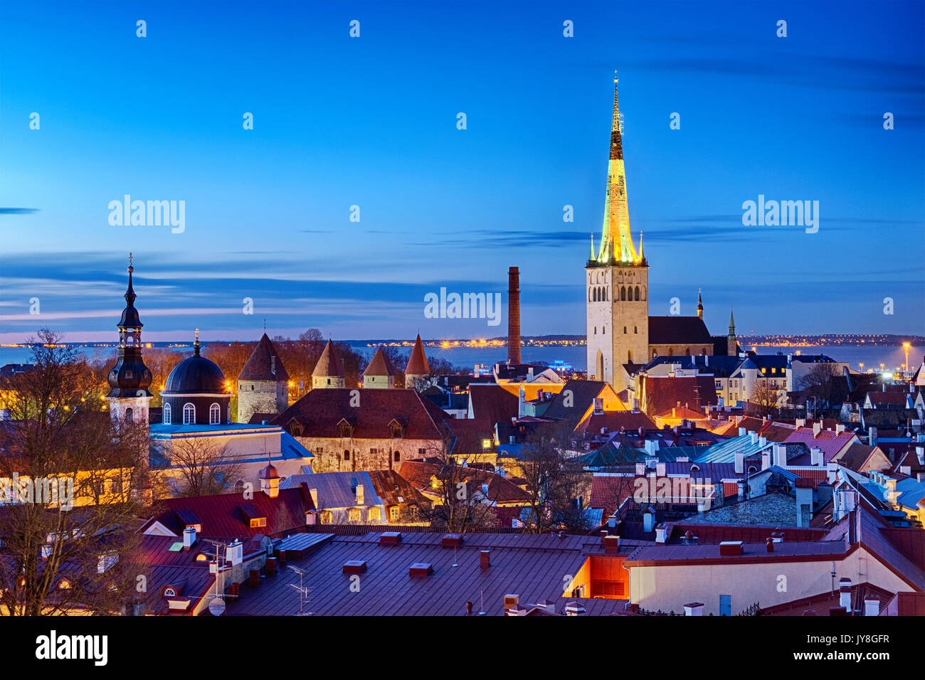 Vista panoramica di Tallinn la città vecchia dalla Kohtuotsa piattaforma di osservazione, Tallinn, Estonia Foto Stock