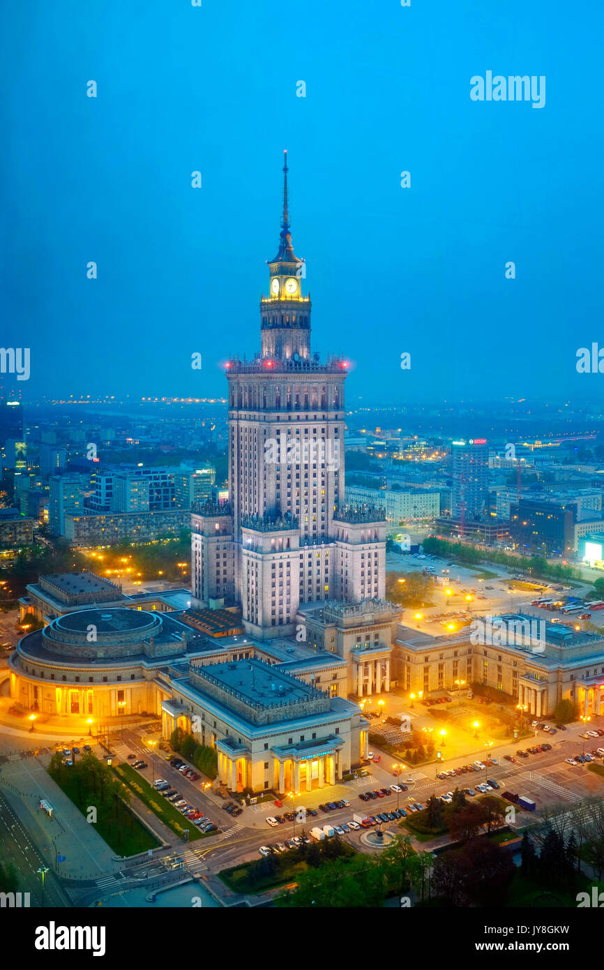 Vista panoramica del Palazzo della Cultura e della Scienza dal bar sul tetto Panorama Skybar, Varsavia, Polonia Foto Stock