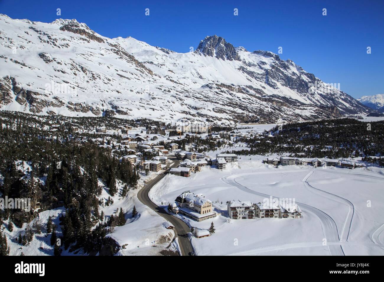 Vista aerea del Maloja Pass in inverno. In Engadina, nel Cantone dei Grigioni, in Svizzera Europa Foto Stock