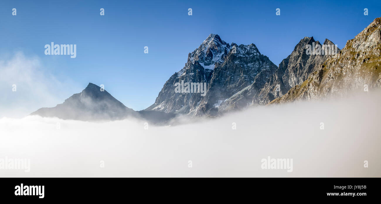 Nuvole vicino al monviso. lago superior, cozian alpi, Piemonte, Italia. l'Europa Foto Stock