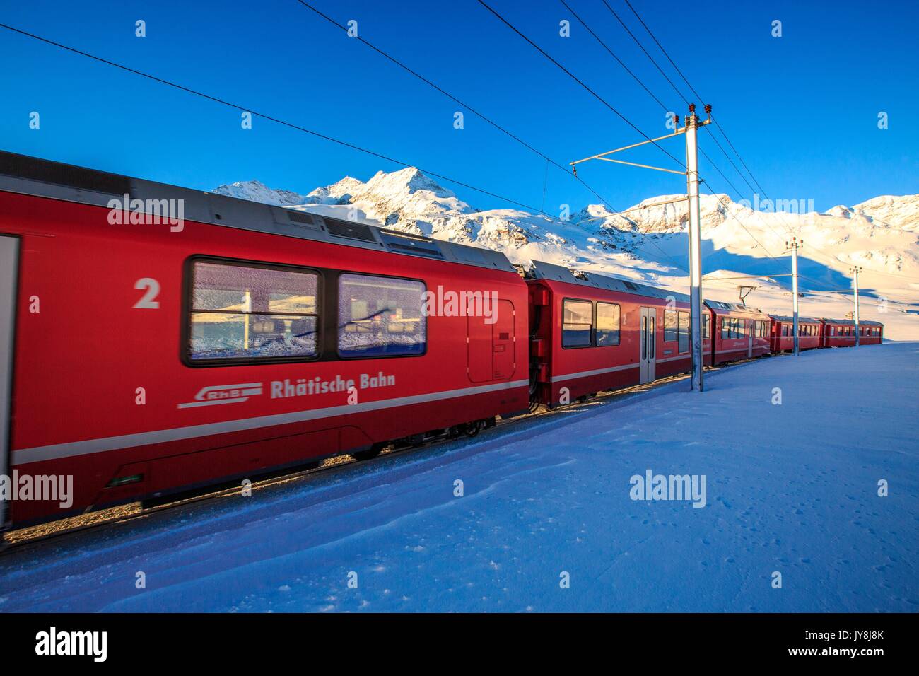 Carrelli tipico del Trenino Rosso del Bernina. In Engadina, nel Cantone dei Grigioni, in Svizzera Europa Foto Stock
