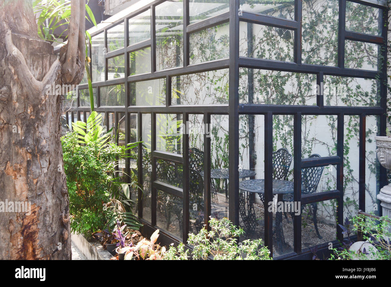 Outdoor Cafe Decorazione pianta in garden design Foto Stock