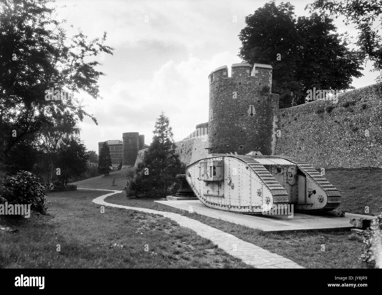 Le mura della città, Canterbury Canterbury Kent. La Prima Guerra Mondiale il serbatoio è stato presentato a Canterbury nel luglio 1919 per celebrare il 'Grande giornata della pace". 1920-1940. Foto Stock
