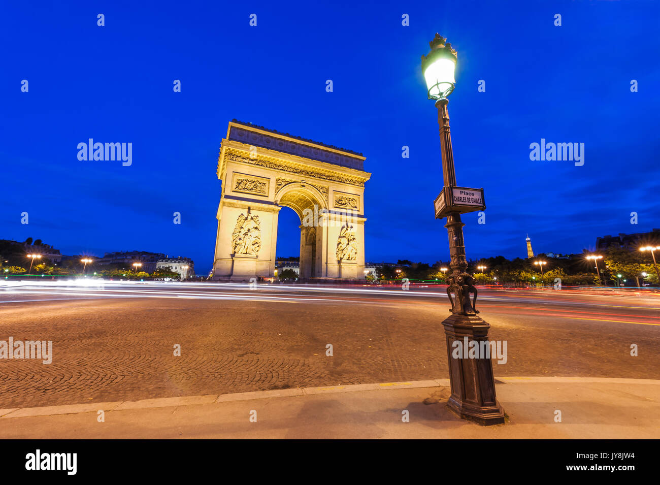 Place Charles de Gaulle durante la notte illuminata con Arc de Triomph Foto Stock
