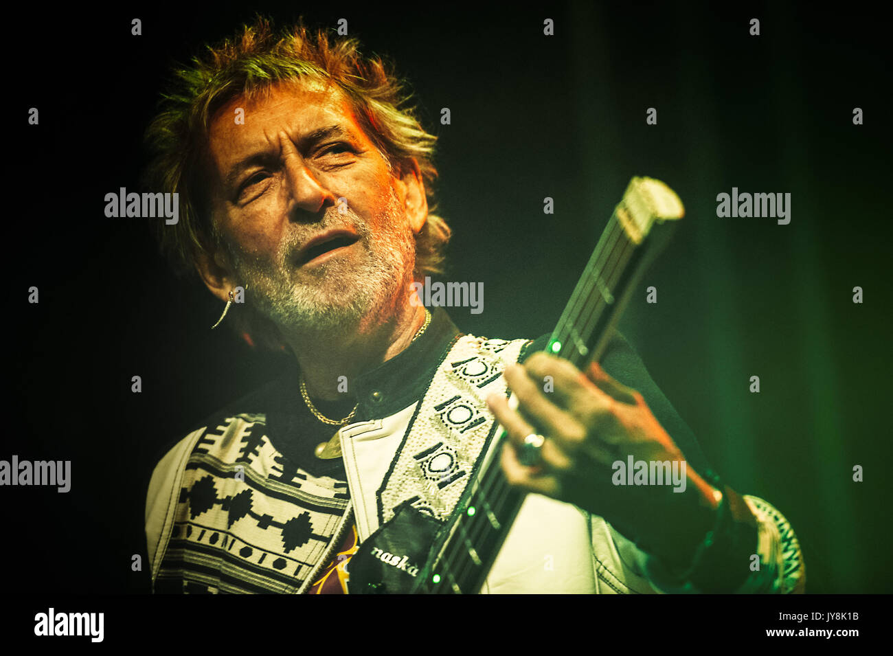 San Pellegrino Terme, Italia -13 agosto 2017: Vasco Rossi del bassista Claudio Golinelli durante un concerto prestazioni all'aperto Foto Stock