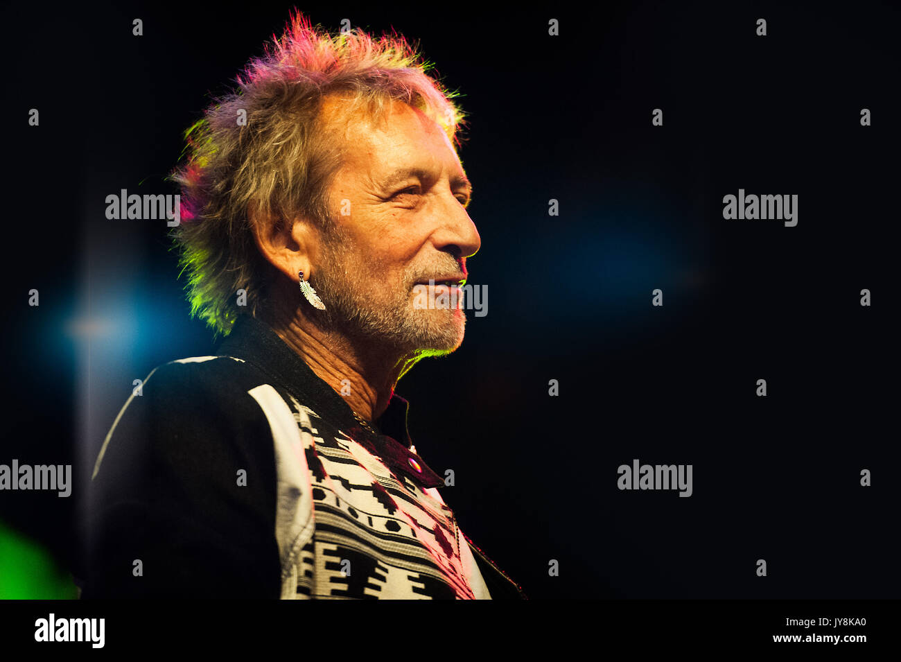 San Pellegrino Terme, Italia -13 agosto 2017: Vasco Rossi del bassista Claudio Golinelli durante un concerto prestazioni all'aperto Foto Stock