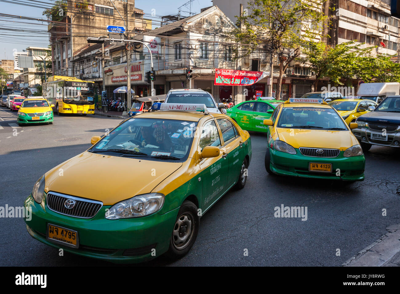 Tailandese tradizionale verde giallo taxi con tassametro intorno a Khao San Road, Bangkok, Thailandia Foto Stock