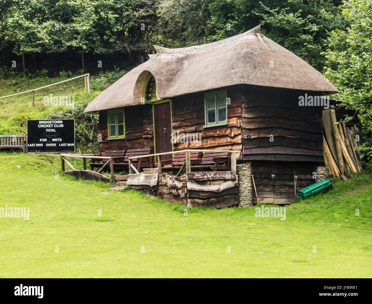 L'insolita con tetto di paglia di cricket pavilion di Bridgetown Cricket Club in Exmoor, Somerset. Foto Stock