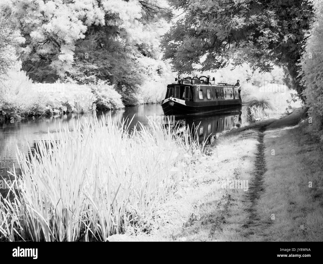 Un narrowboat sul Kennet and Avon Canal nel Wiltshire shot a raggi infrarossi. Foto Stock