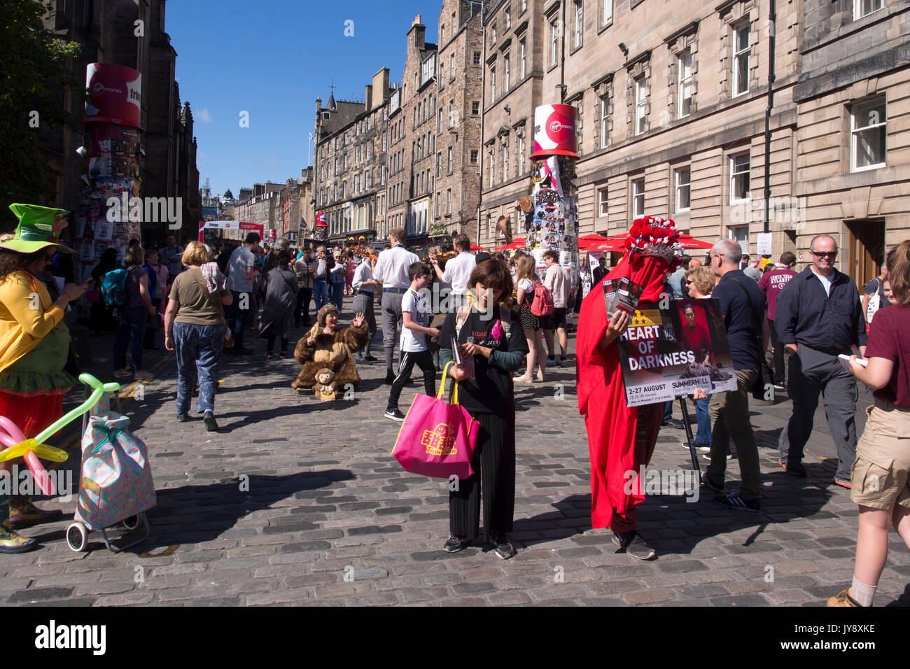 Edimburgo, Scozia - 17 AGO 2017: interpreti distribuendo volantini per la folla sul Royal mile all'Edinburgh International Festival Fringe 2017. Foto Stock