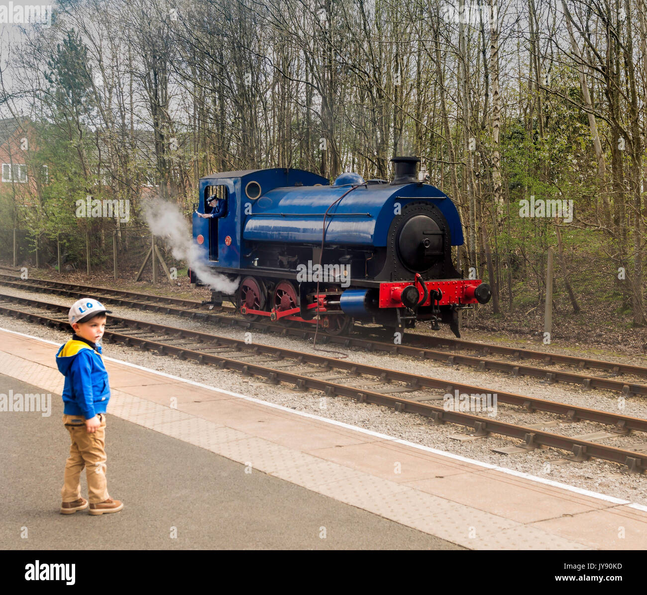 Treno a vapore il motore e un ragazzo Foto Stock