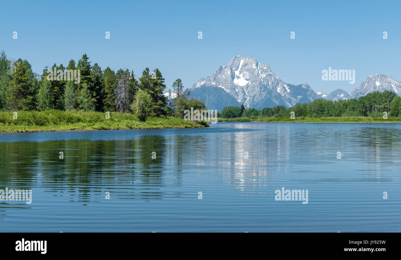 La luce blu del fiume Snake da lanca curva con una riflessione del Grand Teton range, lo stato del Wyoming, Stati Uniti d'America (USA). Foto Stock