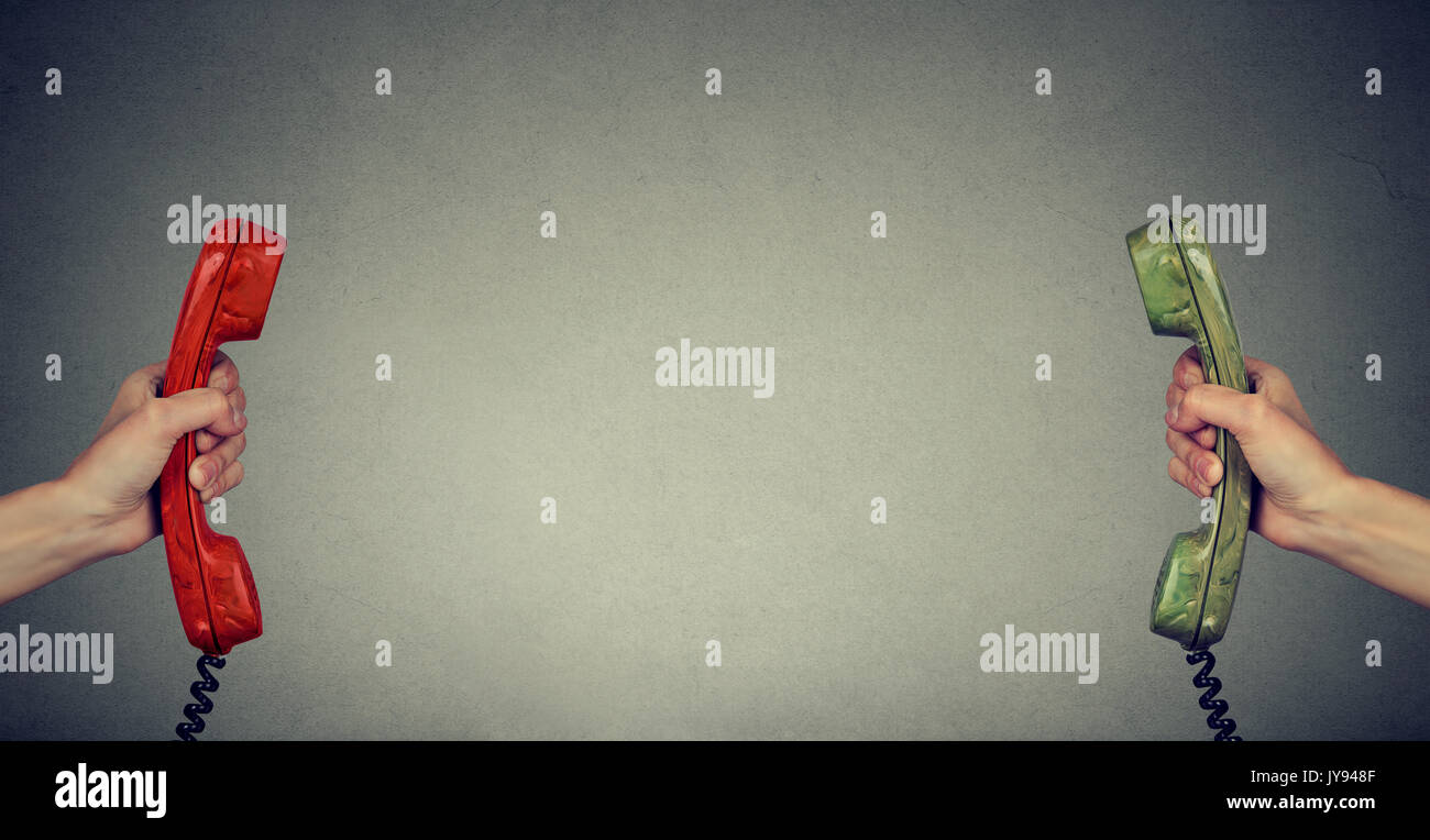 Due telefoni contrapposte con copia spazio tra di esse. Connessione di conversazione di concetto di contatto Foto Stock