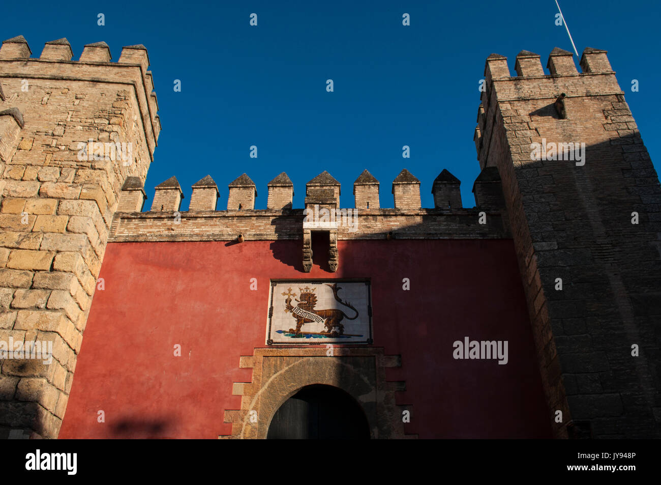 Spagna: la facciata dell'Alcazar di Siviglia, il palazzo reale sviluppato da moresco re musulmano, straordinario esempio di architettura Mudejar Foto Stock