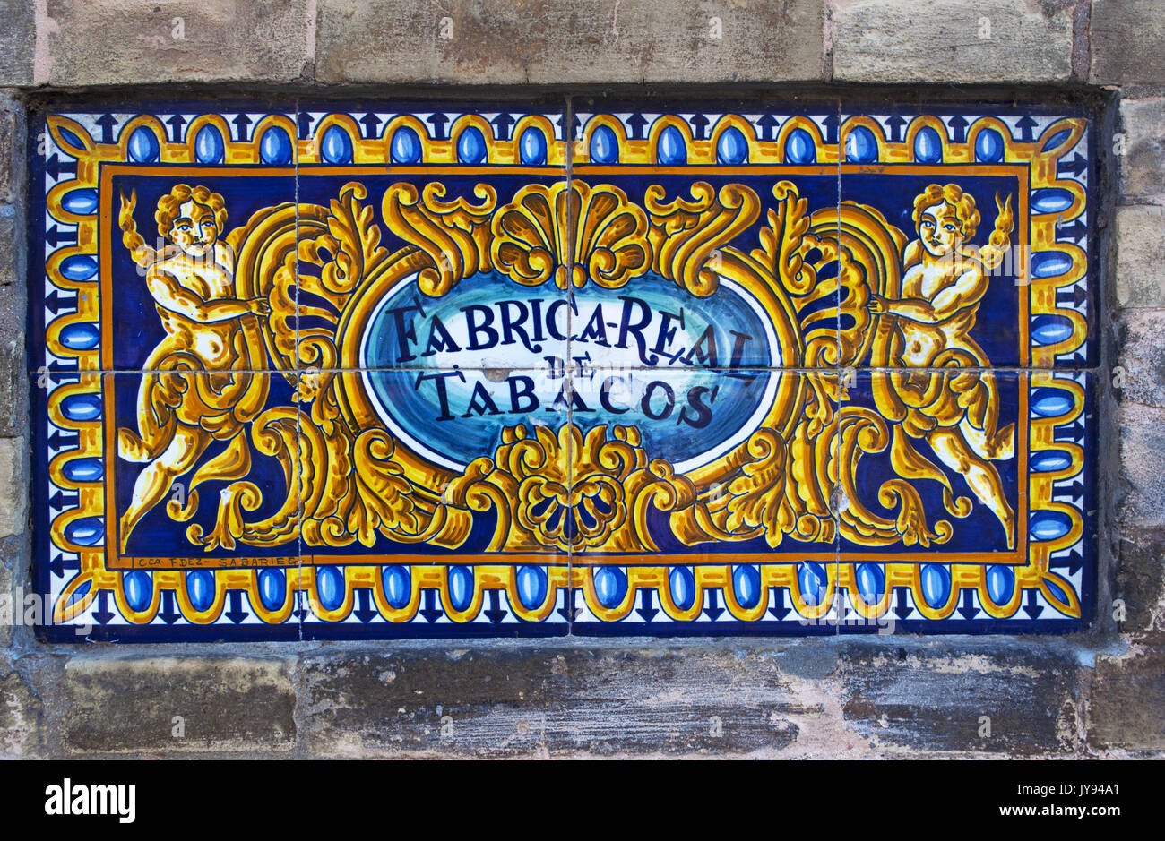 Spagna: ceramica segno della reale fabbrica di tabacco, il settecentesco edificio di pietra a Siviglia, sede del Rettorato dell'Università fin dagli anni cinquanta Foto Stock