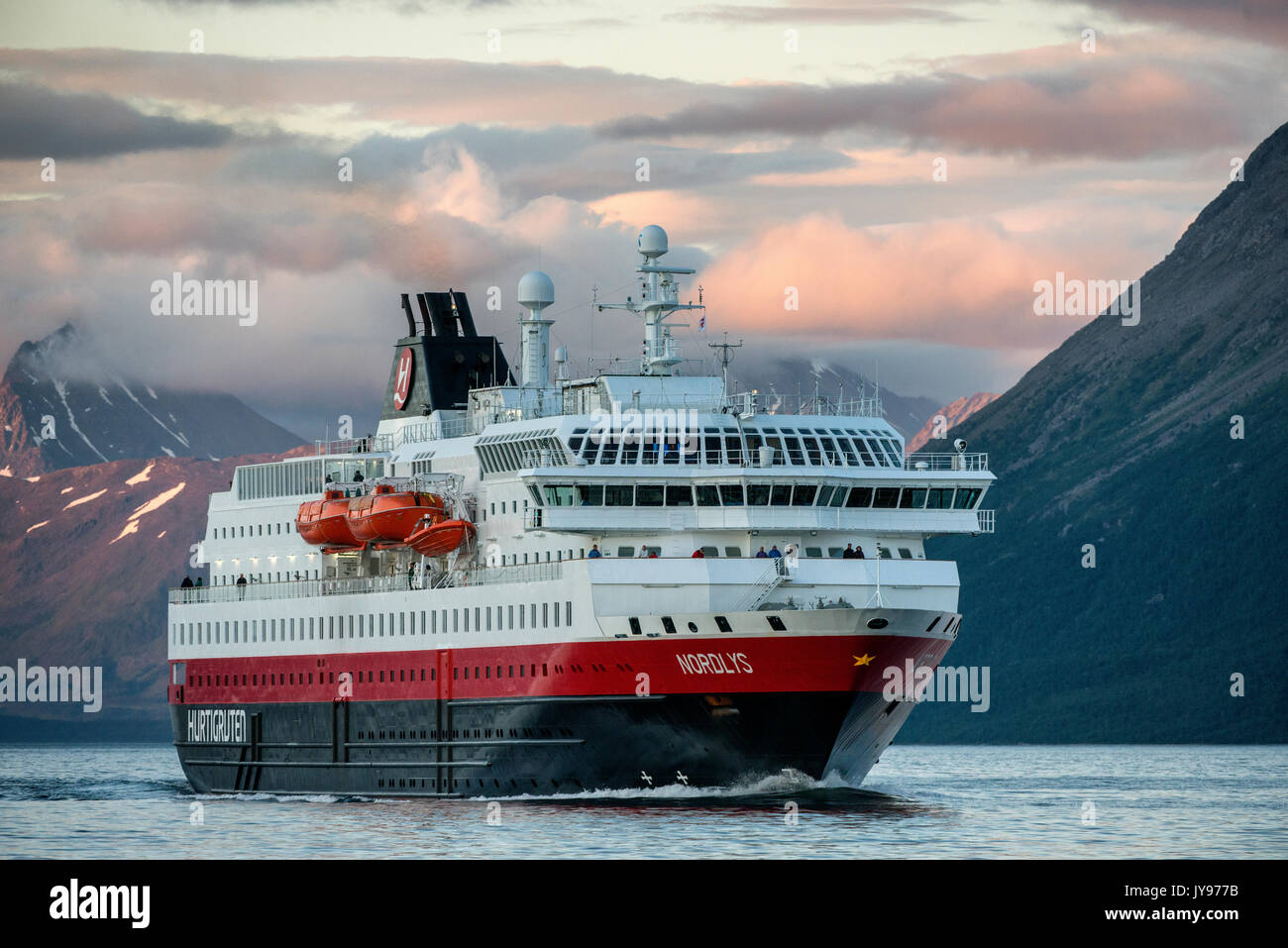 La Hurtigruten Nordlys MV si avvicina a Tromso a nord del Circolo Polare Artico in Norvegia. Foto Stock