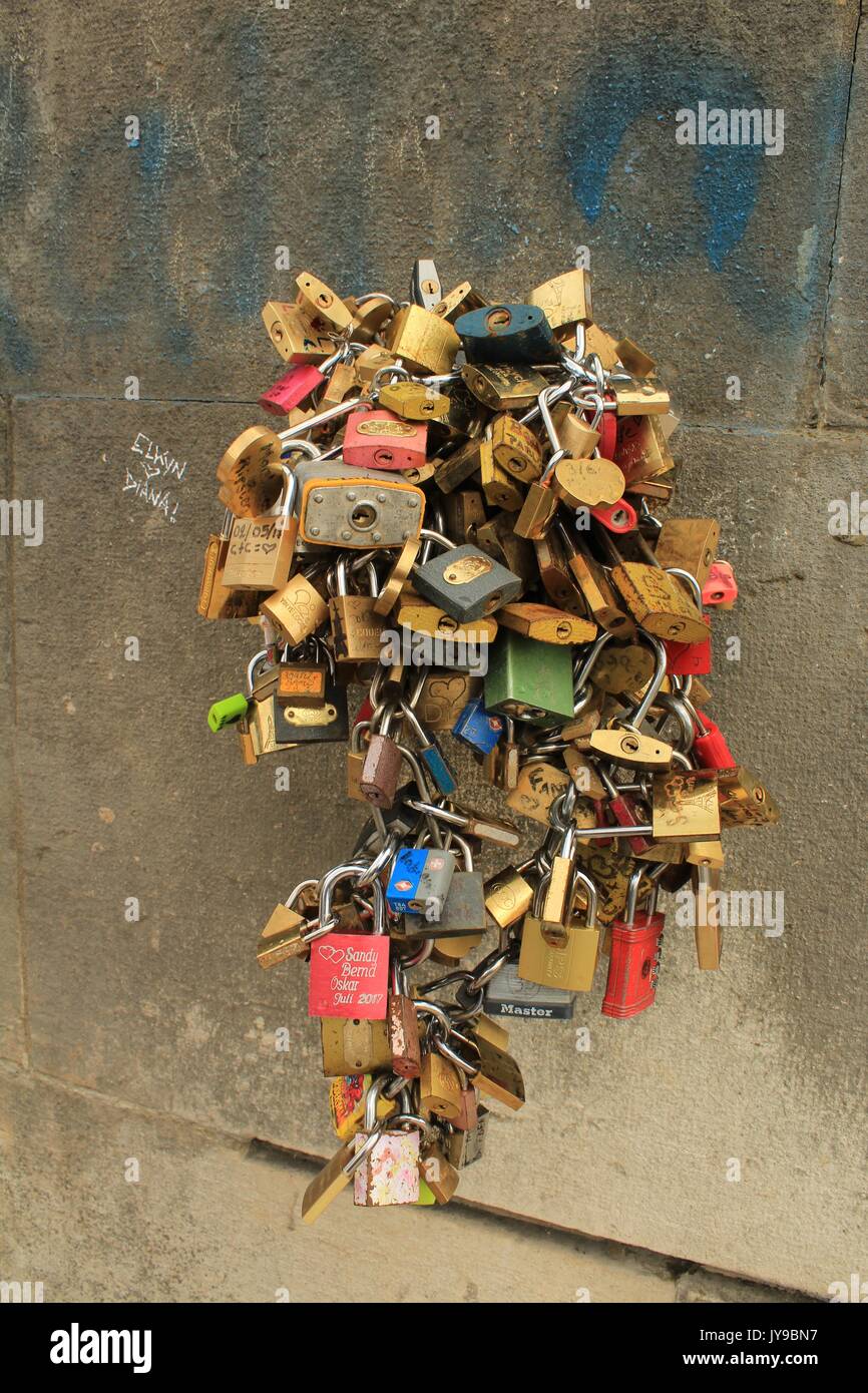 Un mazzetto di lucchetti bloccati di fronte alla torre eiffel Foto Stock