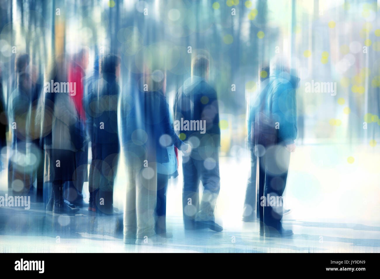 Sfocata l'immagine di sfondo di persone in attesa sulla strada trafficata Foto Stock