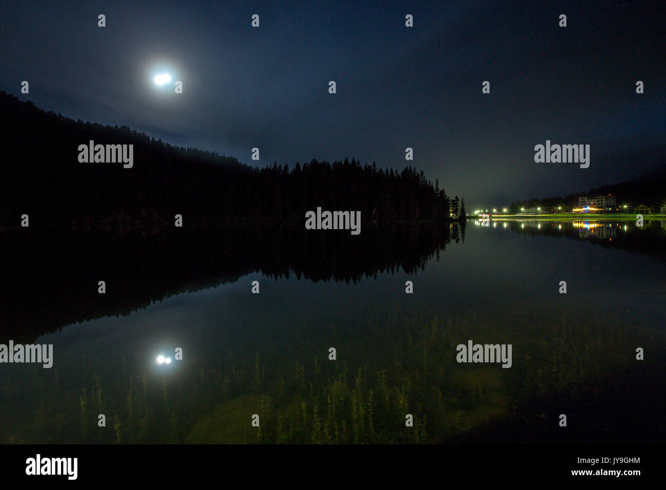 La luna crea un divario tra le nuvole in Misurina. cortina d'Ampezzo dolomiti. veneto. Italia Europa Foto Stock