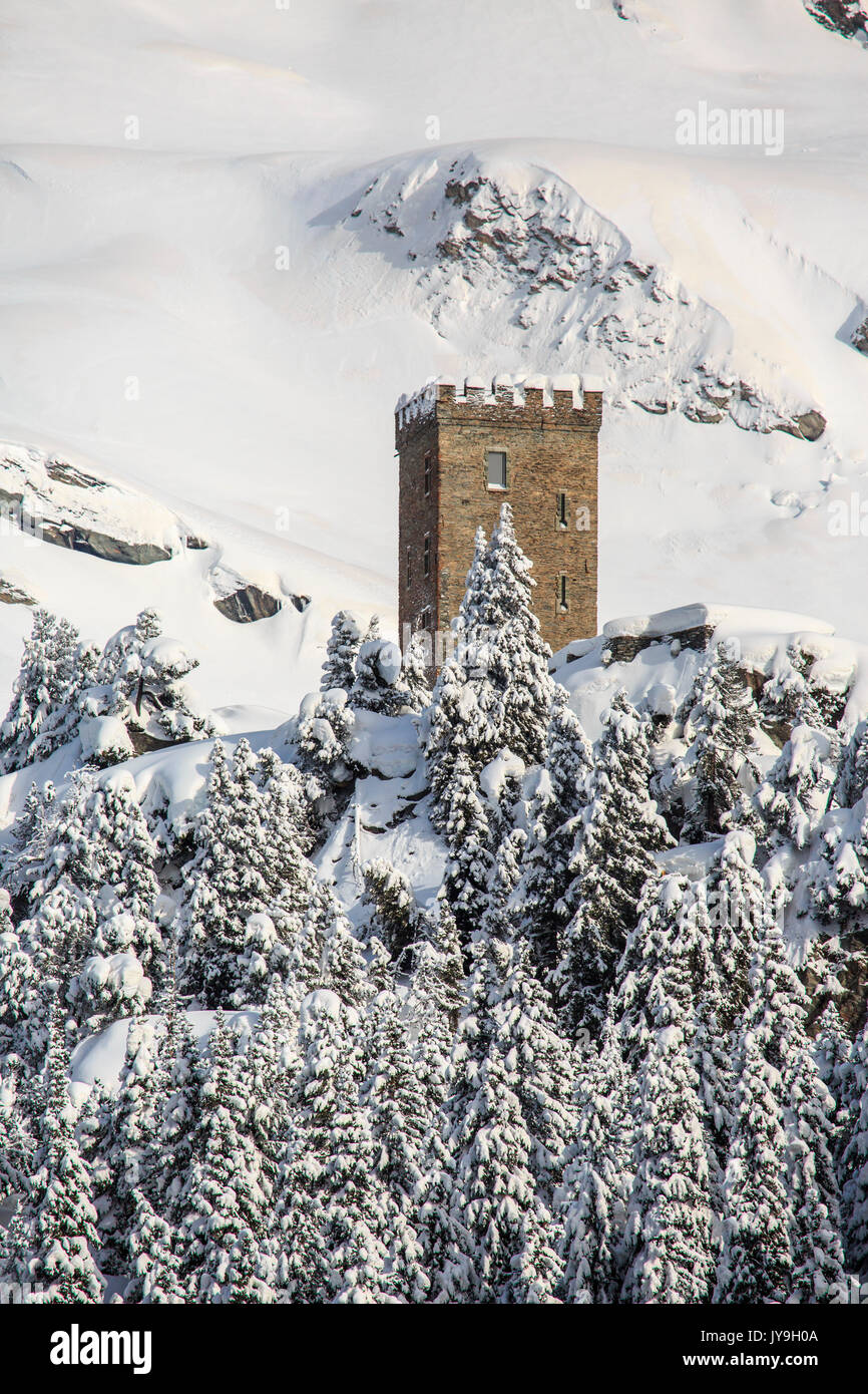 La torre Belvedere simbolo del Maloja Pass dopo una nevicata. Engadina. La Svizzera. Europa Foto Stock