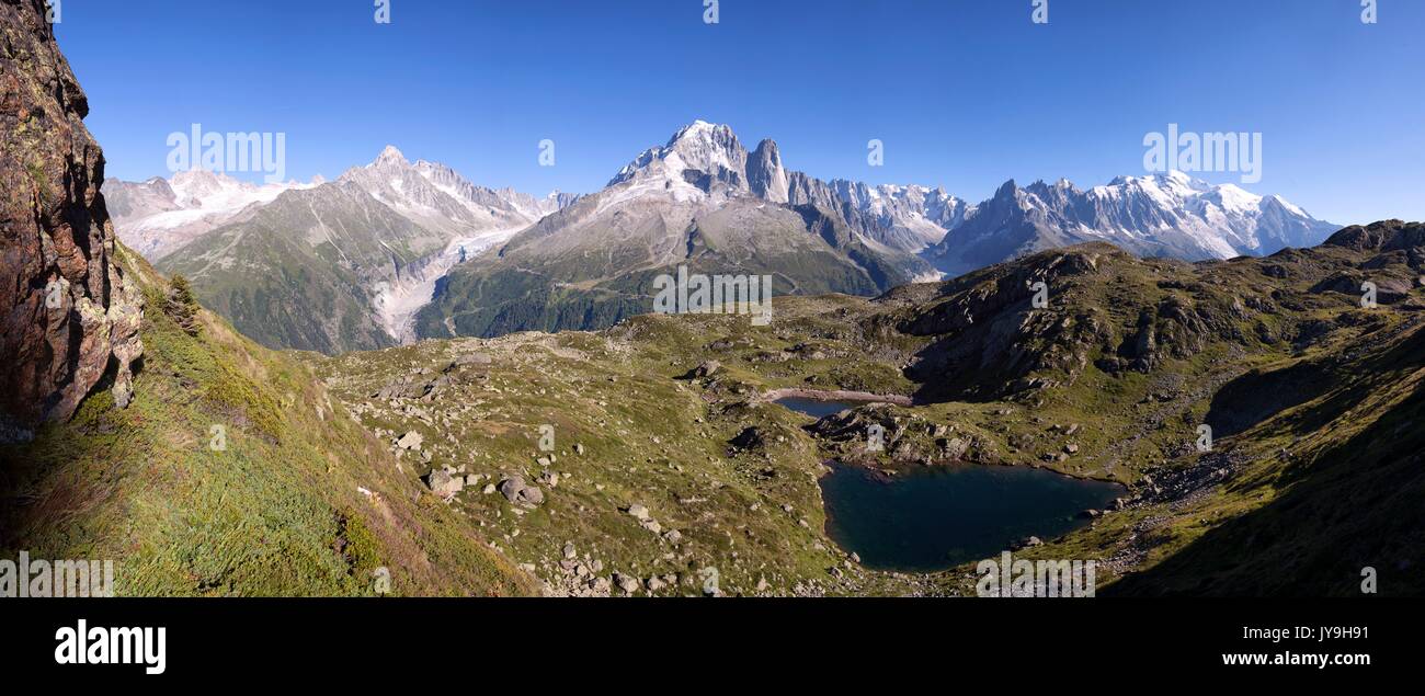 Mont Blanc gamma visto da Lac de Chesery Aiguilles Du Chardonnet. Haute Savoie. Francia Foto Stock