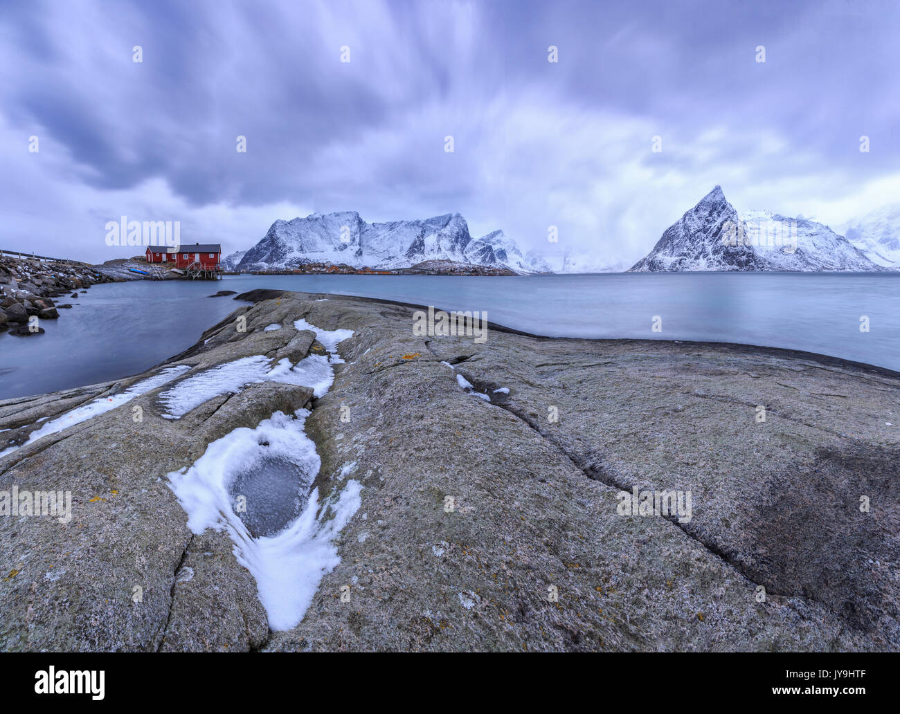 Nuvole sul mare ghiacciato, hamnoy, isole Lofoten, nel nord della Norvegia Foto Stock