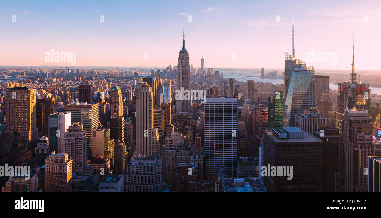 La città di New York, nello Stato di New York, Stati Uniti d'America. Vista  su Manhattan Island all'Empire State building. Visto dal Rockefeller Center  T Foto stock - Alamy