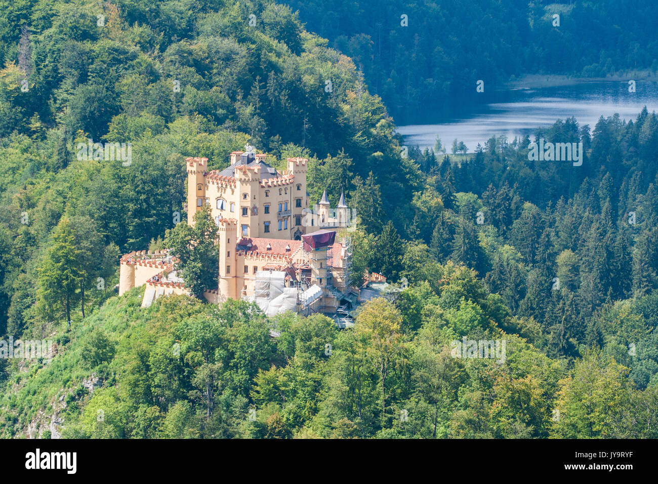 Hohenschwangau castello circondato da boschi Fussen Baviera Germania del sud Europa Foto Stock