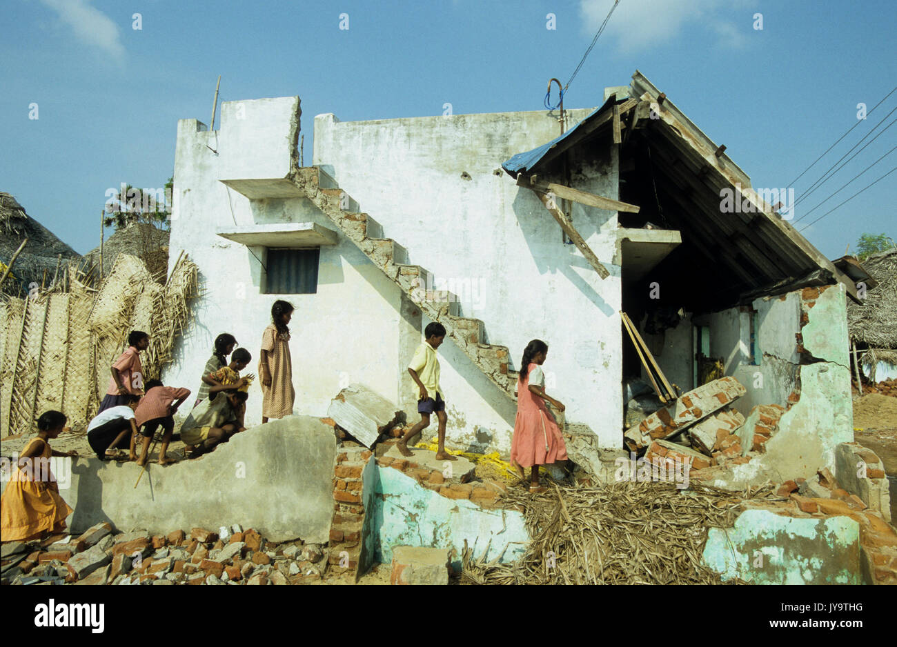 INDIA, nello Stato del Tamil Nadu, Nagapattinam , bambini davanti dopo lo tsunami distrutto casa di famiglia del pescatore Foto Stock