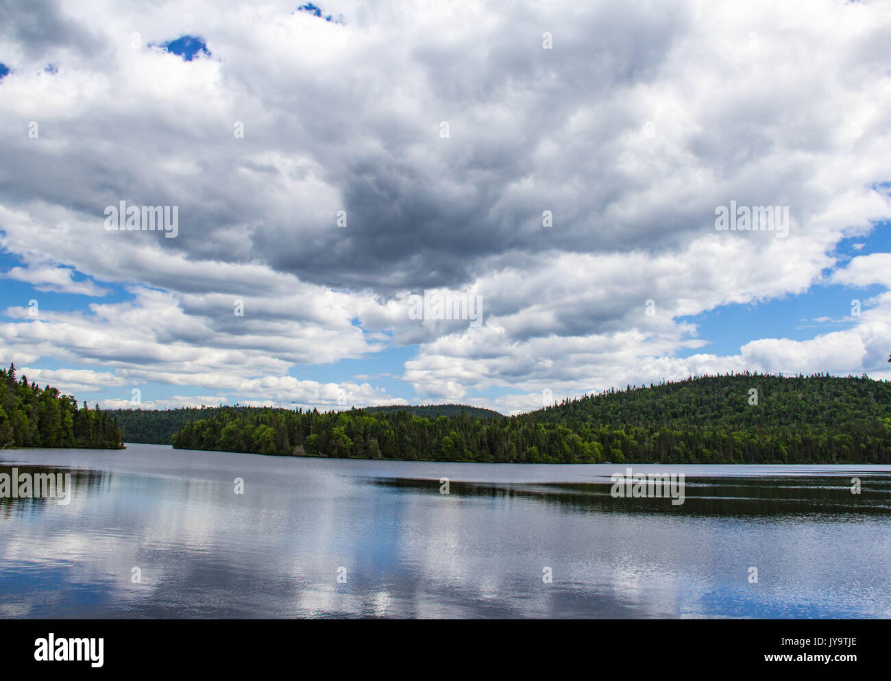 Sfondo panoramico con cielo nuvoloso e riflesso in acqua, paesaggio fotografico natura, Nord Ontario, Canada, mondo naturale Foto Stock