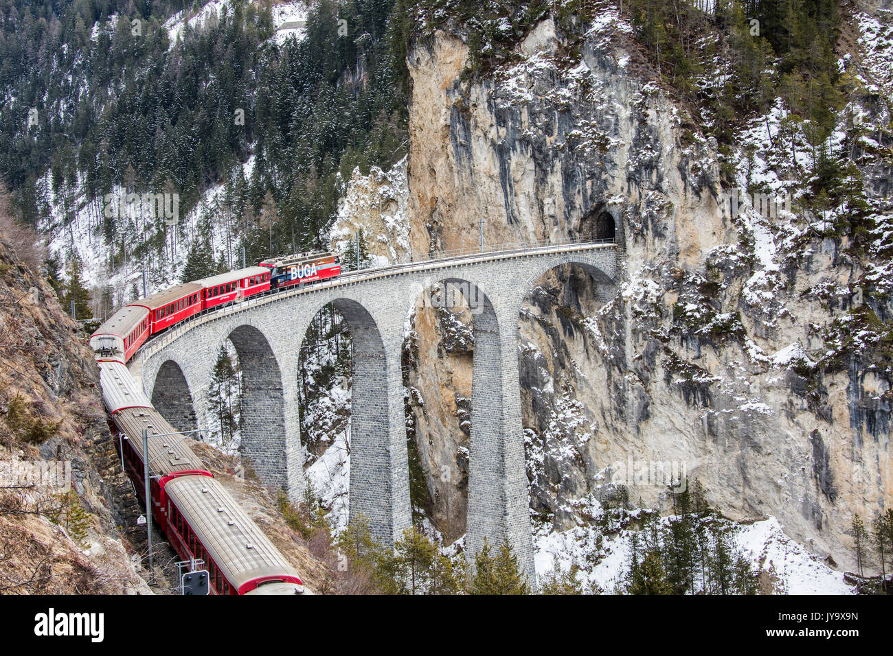 Bernina Express passa attraverso Viadukt Landwasser e boschi innevati Filisur Cantone dei Grigioni Svizzera Europa Foto Stock