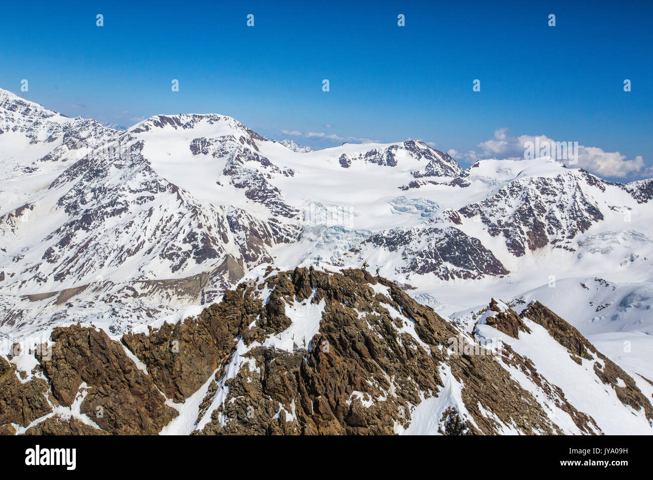 Vista aerea di sciatori alpini sui picchi Dosegu e del Monte Vioz Parco Nazionale dello Stelvio Valtellina Valfurva Lombardia Italia Europa Foto Stock