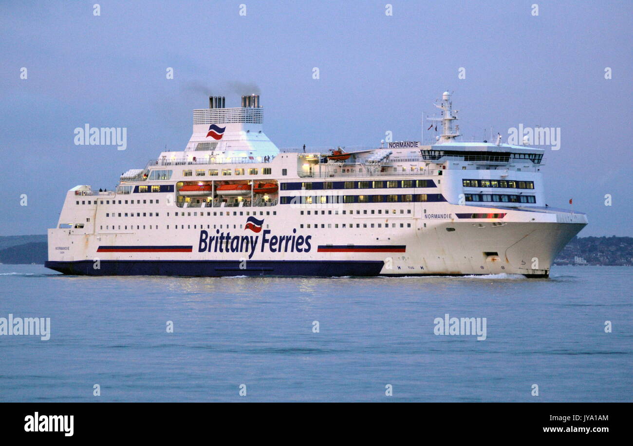 AJAXNETPHOTO. 16agosto, 2017. PORTSMOUTH, Inghilterra. - BRITTANY FERRIES cross channel di traghetto per trasporto auto e passeggeri NORMANDIE verso l'interno legati all'alba. Foto:JONATHAN EASTLAND/AJAX REF:D171608 6734 Foto Stock