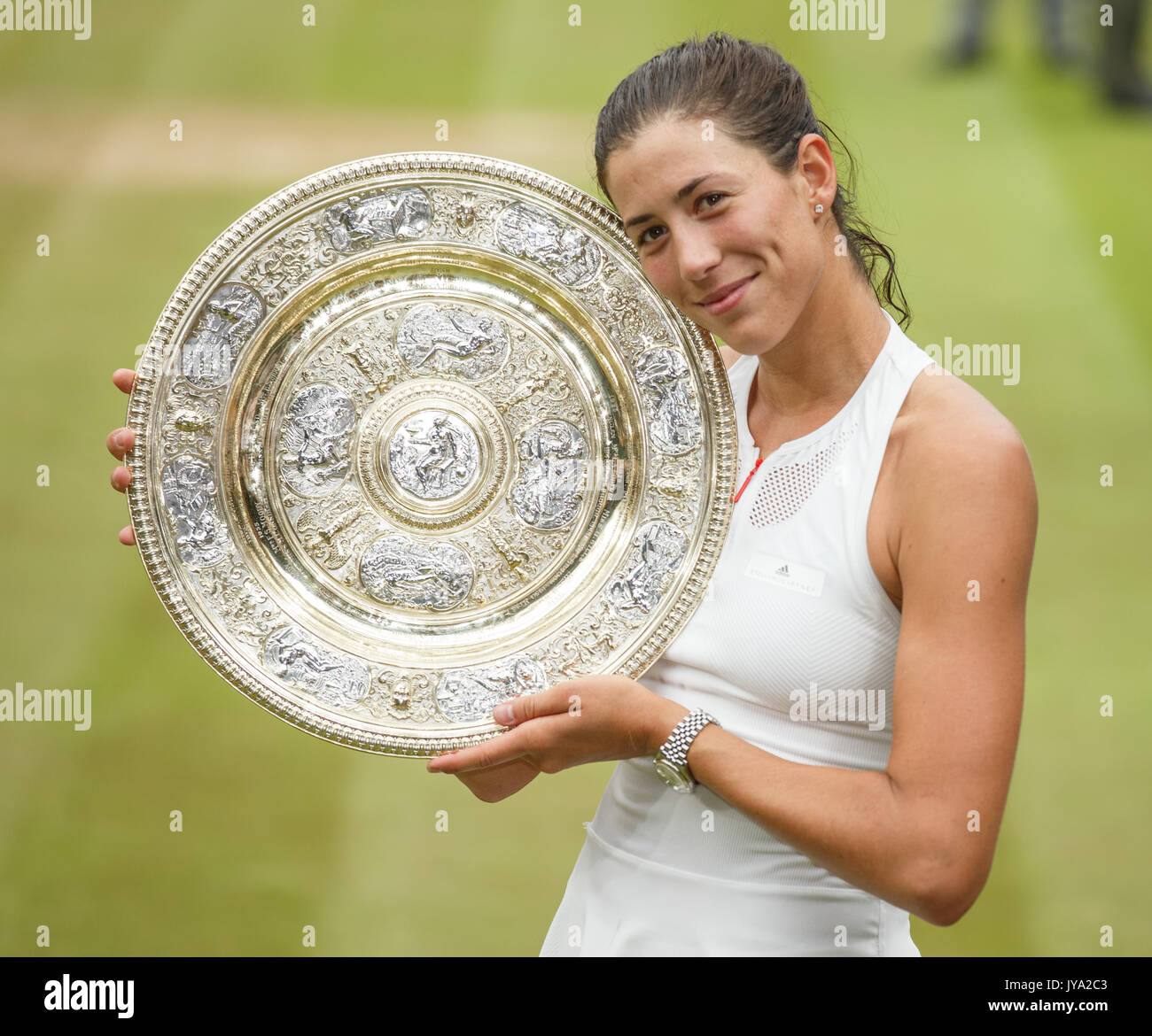 GARBIÑE MUGURUZA , vincitore dei campionati di Wimbledon tenendo il trofeo Foto Stock