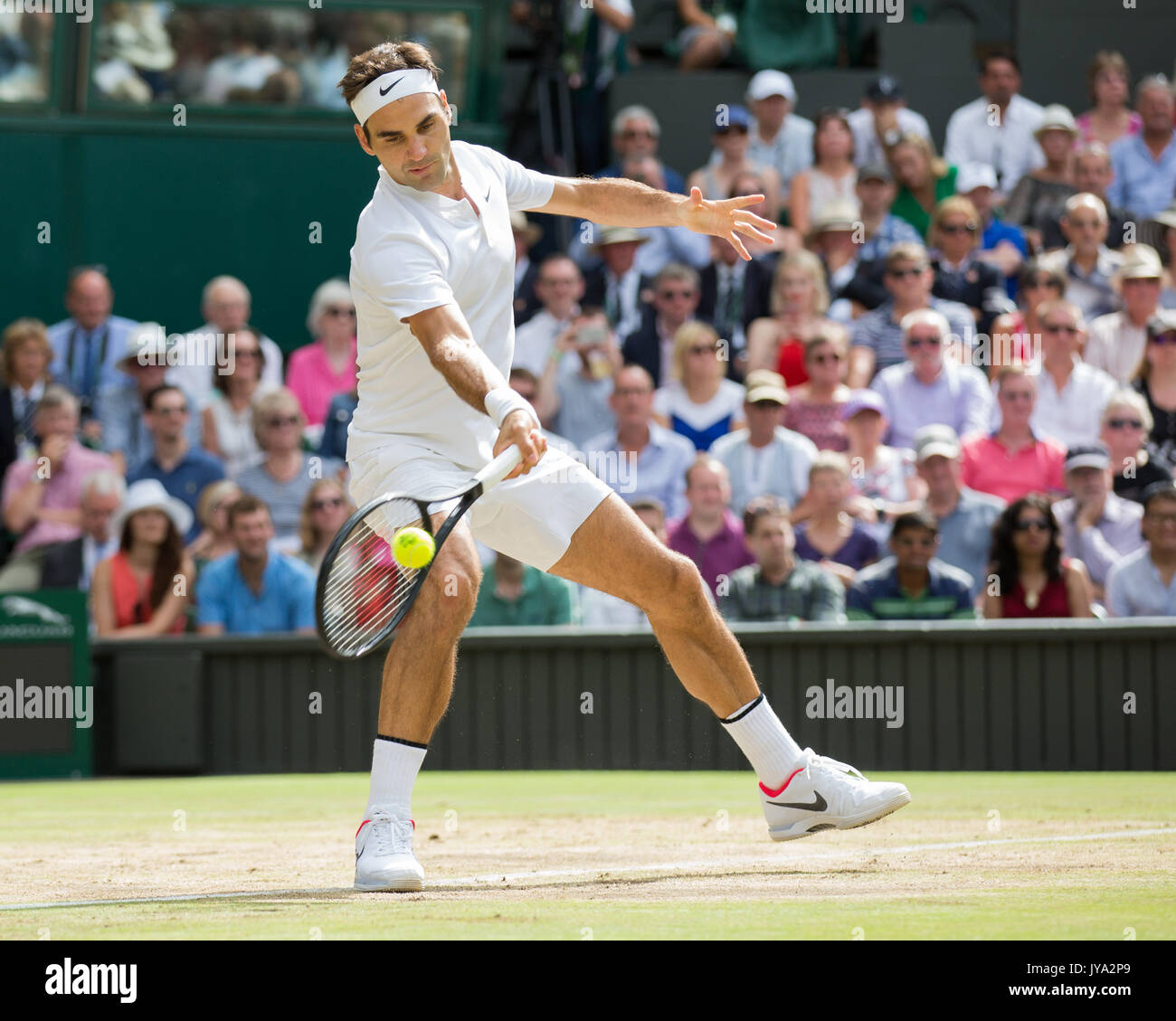 ROGER FEDERER in azione a Wimbledon Foto Stock